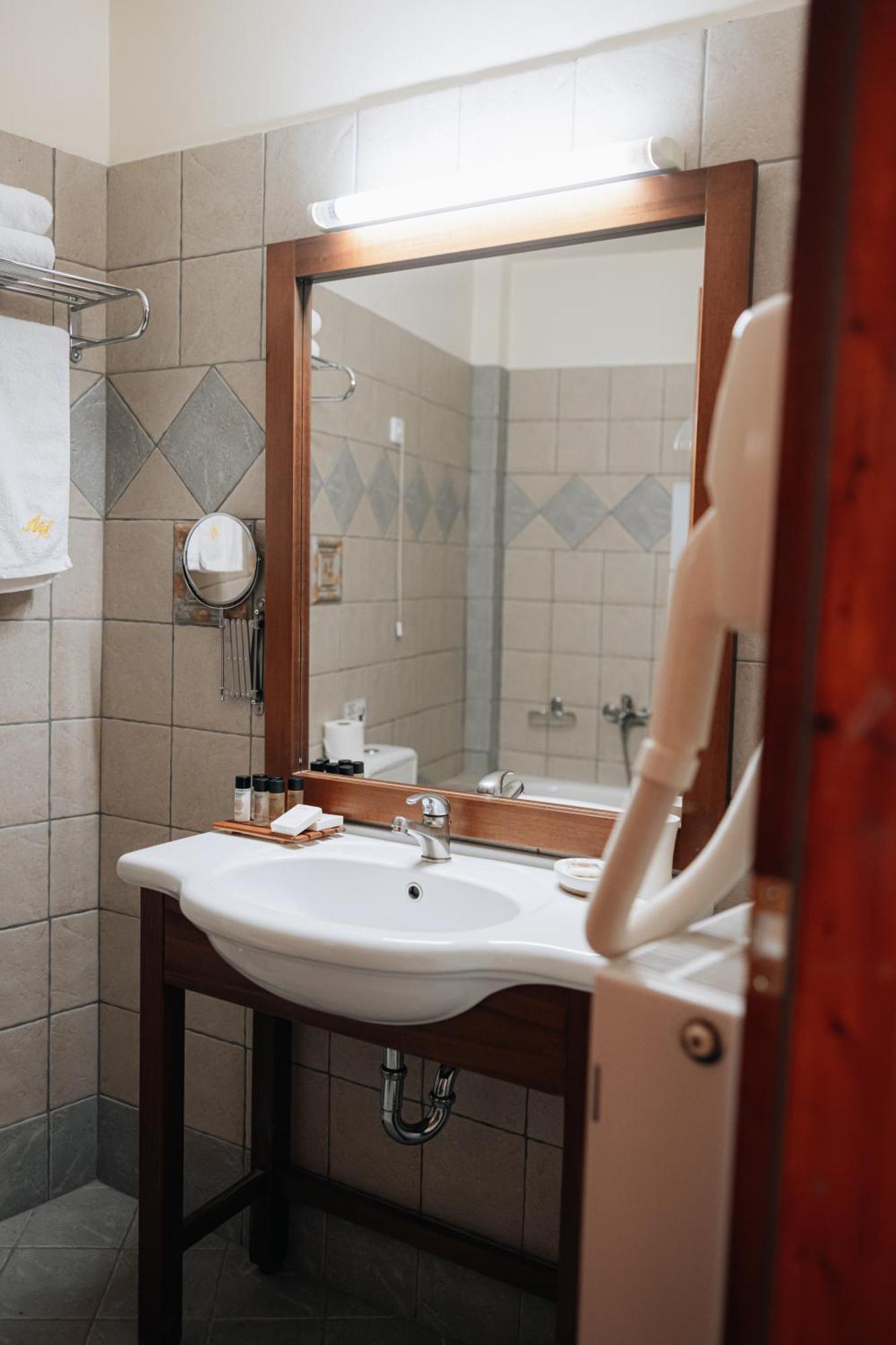 Alpen House Hotel & Suites أراخوفا المظهر الخارجي الصورة